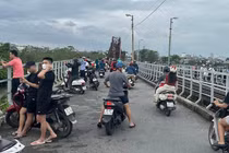 Bất chấp cảnh báo nhiều người dân đứng chụp ảnh trên cầu Long Biên