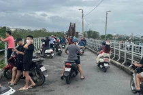 Bất chấp cảnh báo nhiều người dân đứng chụp ảnh trên cầu Long Biên