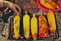 Ngô khoai nướng: Món ăn đường phố “cháy hàng” dịp đông về
