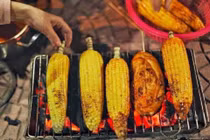 Ngô khoai nướng: Món ăn đường phố “cháy hàng” dịp đông về