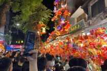 Hàng Mã đông nghẹt, 1 mét vuông 20 người chụp ảnh