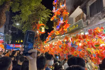 Hàng Mã đông nghẹt, 1 mét vuông 20 người chụp ảnh