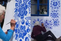 Cụ bà 94 tuổi “tô màu” cho cả ngôi làng khiến ai cũng mê