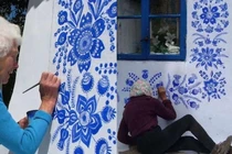 Cụ bà 94 tuổi “tô màu” cho cả ngôi làng khiến ai cũng mê