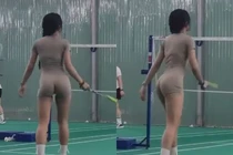 Đỏ mặt trước outfit đánh cầu lông màu nude bó sát của gái xinh