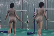 Đỏ mặt trước outfit đánh cầu lông màu nude bó sát của gái xinh