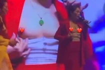 Người phụ nữ vạch phần nhạy cảm quảng cáo dịch vụ hồng nhũ hoa