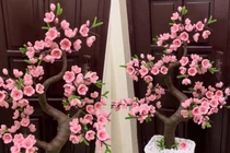 Giới trẻ đua nhau làm hoa đào, hoa mai từ kẽm nhung chưng Tết