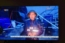 Chân dung những phóng viên bất chấp bão lũ đưa tin tức kịp thời 