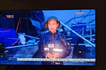 Chân dung những phóng viên bất chấp bão lũ đưa tin tức kịp thời 