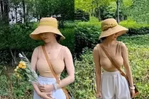 Bé gái “Bố ơi mình đi đâu thế” diện áo bó gây tranh cãi