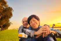 Cô gái khuyết tật chỉ nặng 20kg khiến anh kỹ sư Australia mê mẩn