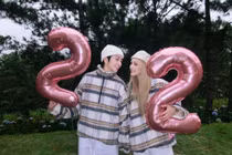 Xoài Non diện đồ đôi cùng Gil Lê, đón tuổi 22 bên gia đình