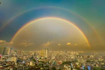 Cầu vồng đôi xuất hiện giữa bầu trời ráng vàng Hà Nội gây chú ý