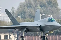 Máy bay chiến đấu tàng hình J-35 của Trung Quốc lộ diện
