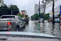 Hà Nội ngập trong nước, dân công sở rủ nhau chèo thuyền đi làm