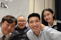 Vợ chồng Văn Hậu tái ngộ HLV Park, netizen chú ý Doãn Hải My