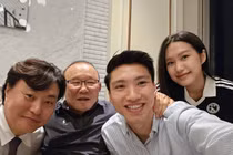 Vợ chồng Văn Hậu tái ngộ HLV Park, netizen chú ý Doãn Hải My