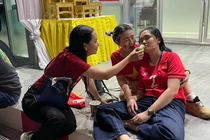 Ăn mừng quá sức, bà xã Duy Mạnh được hộ tống ra ngoài sân