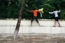 Chuẩn bị đón bão Yagi, netizen liên tưởng đến trận lũ lịch sử 2008