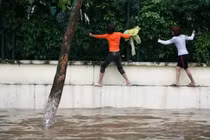 Chuẩn bị đón bão Yagi, netizen liên tưởng đến trận lũ lịch sử 2008