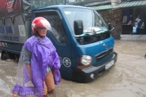 Hà Nội mưa lớn, nhiều nơi ngập nặng, giao thông hỗn loạn