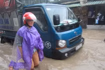 Hà Nội mưa lớn, nhiều nơi ngập nặng, giao thông hỗn loạn