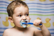 Chuyên gia chỉ cách dạy bé đánh răng từ 2 tuổi