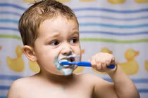 Chuyên gia chỉ cách dạy bé đánh răng từ 2 tuổi