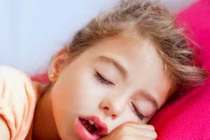 Tuyệt chiêu trị ngạt mũi khó thở cho bé khi ngủ