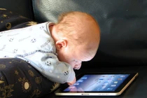 Tác hại khôn lường khi dỗ trẻ bằng smart phone