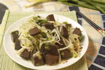 Suýt chết sau khi ăn tiết lợn xào giá đỗ