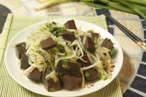 Suýt chết sau khi ăn tiết lợn xào giá đỗ