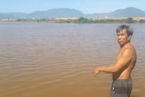 Dân treo lưới ở nhà vì cá chết, nước sông chuyển màu bất thường