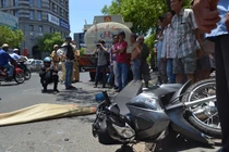 Dắt xe đi bộ, bị xe bồn cán tử vong