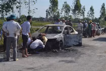 Ô tô bốc cháy dữ dội khi đang chạy 
