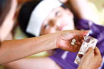 Mách bạn cách chăm sóc trẻ bị sốt ngày Tết