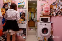 Kinh hoàng phòng trọ như "quan tài" giá cực đắt ở Hong Kong