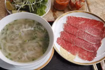 Choáng với những tô bún phở khủng to nhất thế giới