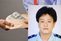 Bắt khẩn cấp cán bộ hải quan thu phong bì tiền tỉ