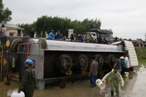 Xe chở 17 tấn dầu đang chạy bất ngờ lao xuống ruộng