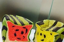 Bánh mì dưa hấu cực lạ khiến trẻ khó nhịn thèm 