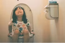 Bé 7 tuổi phải cấp cứu vì 30 ngày không đi tiêu