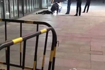 Vợ nhảy lầu tự tử, chồng chỉ lo cứu bồ nhí gây phẫn nộ