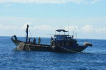 Tàu Hải quân cứu 15 ngư dân gặp nạn tại Trường Sa