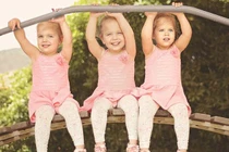 Bộ ảnh mẹ chụp chị em sinh ba đẹp như cổ tích