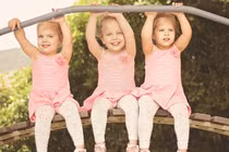 Bộ ảnh mẹ chụp chị em sinh ba đẹp như cổ tích