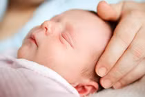 Mẹo hay cứu vãn tình trạng bẹp đầu cho bé