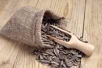 Công dụng tuyệt vời của các loại hạt nhâm nhi ngày Tết