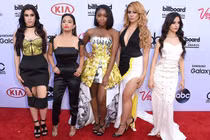 Chết cười thảm họa thời trang của sao trên thảm đỏ Billboard